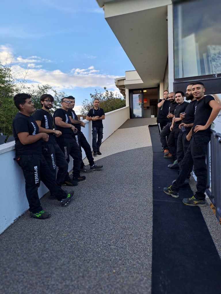 I membri del team Termak in uniforme nera con logo aziendale, riuniti all’esterno della sede