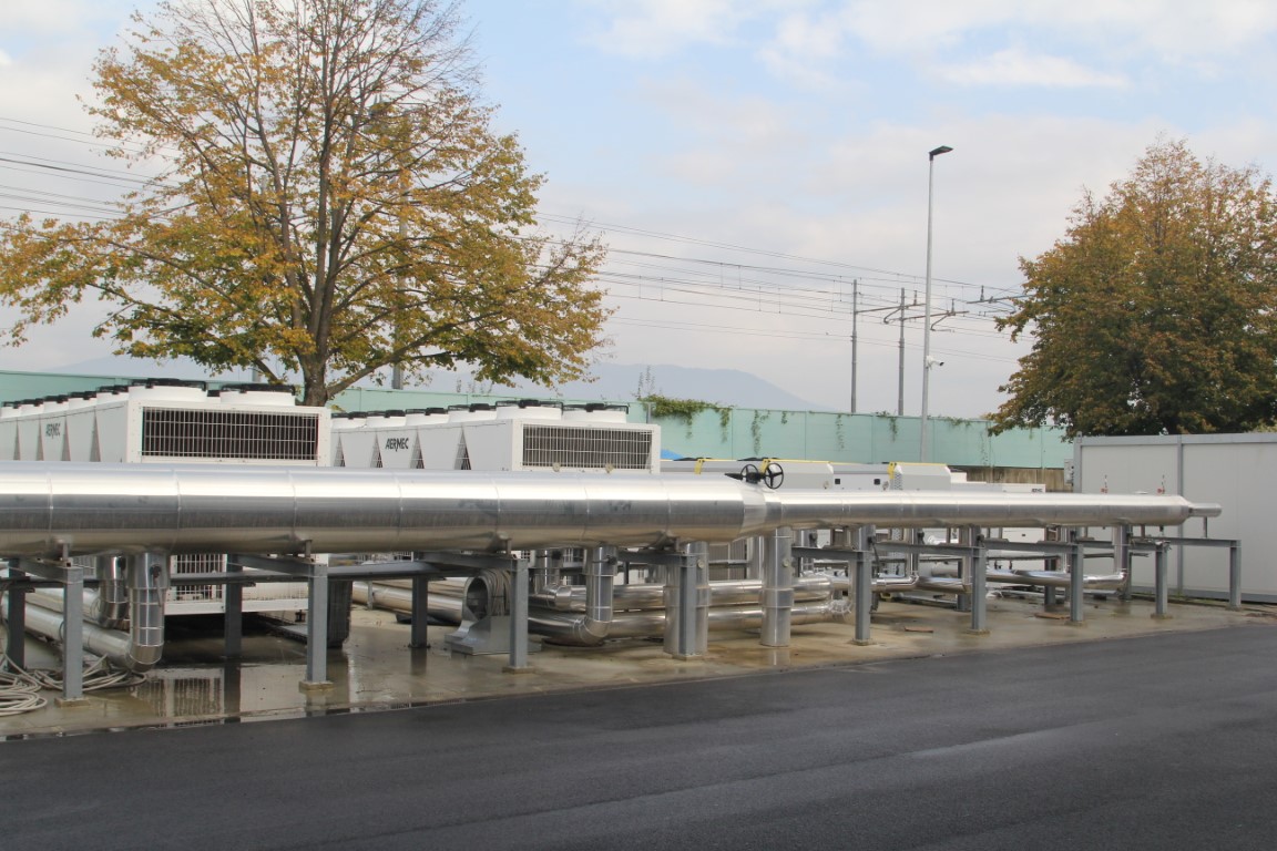 Vista esterna di un impianto industriale Termak con tubazioni in acciaio e unità di climatizzazione.